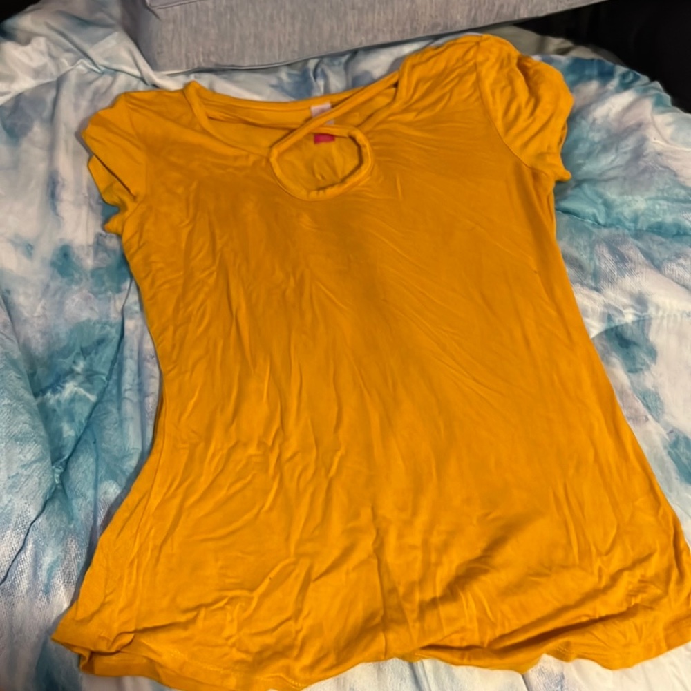Yellow flowy tee shirt